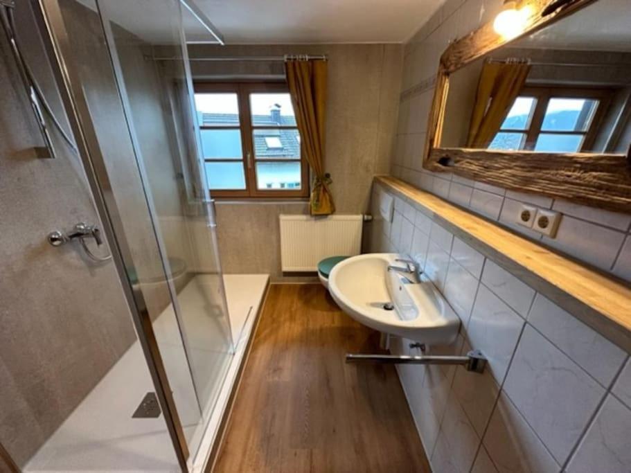 Charmante Farbenfrohe Wohnung Fuer Zwei Fischbachau Exteriör bild